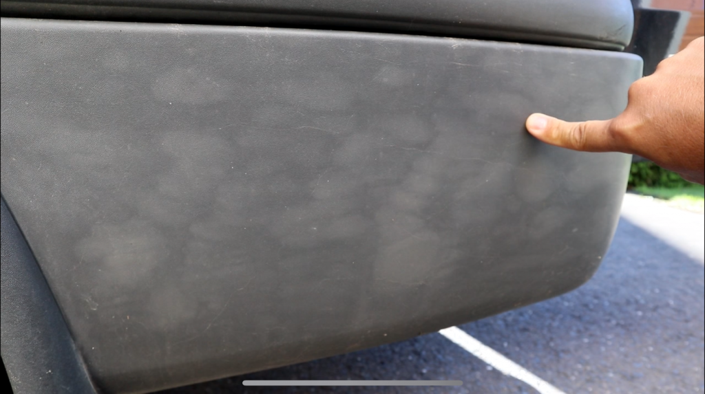 Verblichene Stoßstange schwarz färben Kunststoff auffrischen. Dein Fahrzeug sieht aus wie neu dank dieser einfachen Methode. Günstig, wie neu