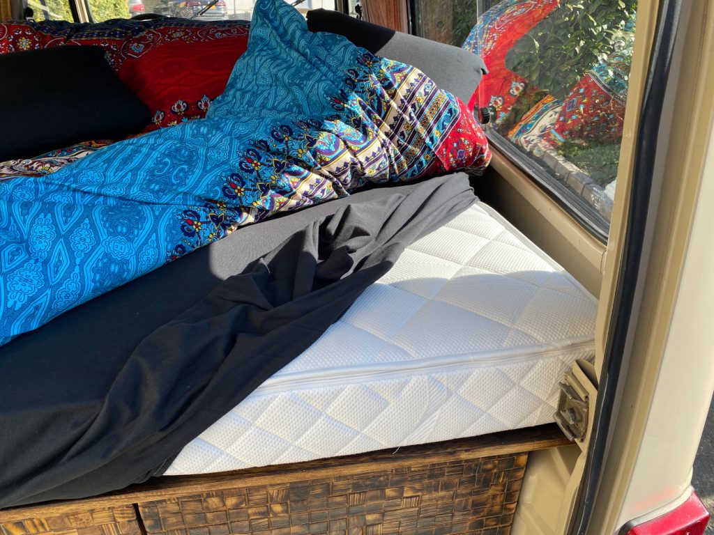 Eine Matratze auf Maß für deine Bett im Camper. Rückenschmerzen im Camper sind mit der FLEXIMA® tabu. So erholt man sich richtig auf Reisen.